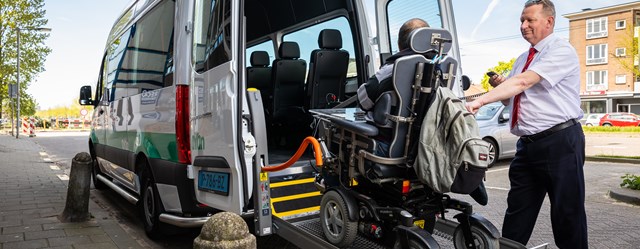 Man In Rolstoel Op De Lift Van Een Rolstoelbus