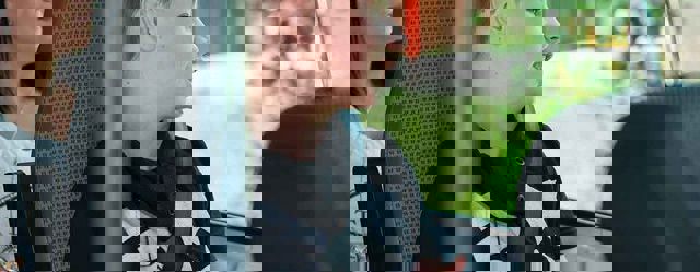 Jongen Die Kijkt Uit Het Raam Van De Bus